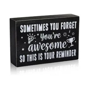 Letrero inspirador de madera con texto en inglés_1