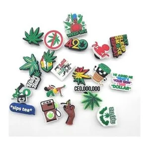 37 piezas de dijes de zapatos verdes para bricolaje_3