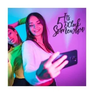 Letrero de metal con texto en inglés Its 5 Oclock_5