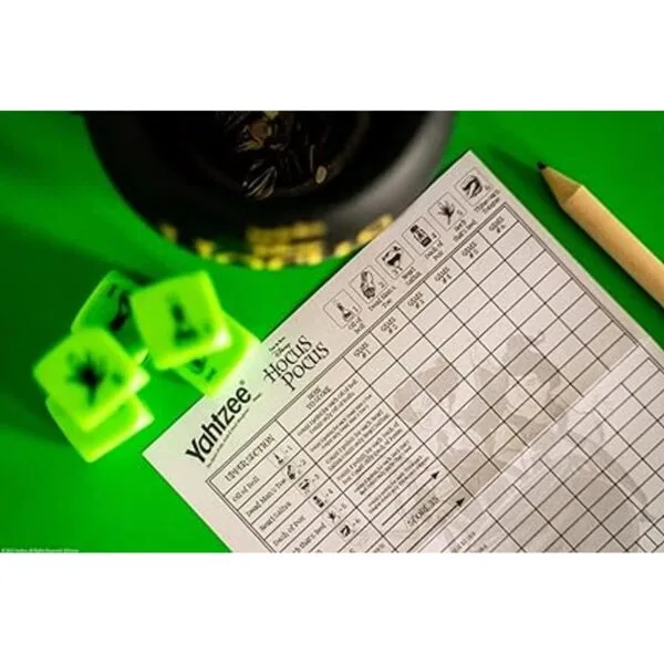 YAHTZEE Disney Hocus Pocus Taza coleccionable de dados_4