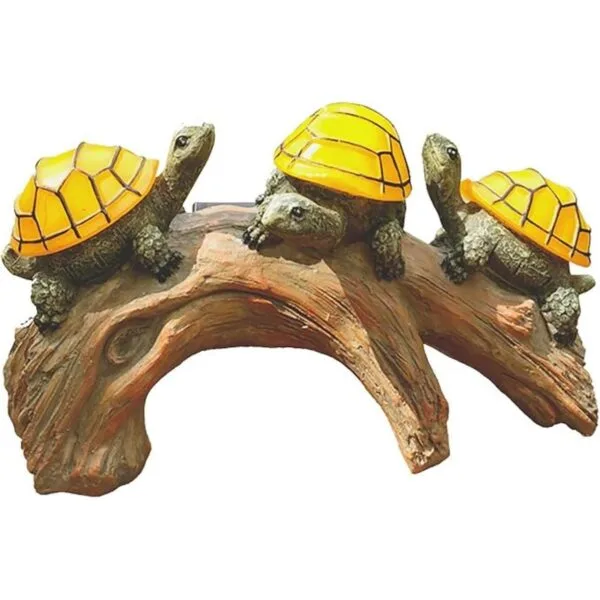 Decoración de jardín con diseño de tortugas en troncos con_1