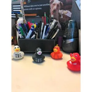 Paquete de 24 surtido de patos de goma de Halloween a_6