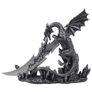 Cuchillo mítico de dragón guardián en estatua de soporte_1