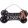 Cartel colgante con texto en inglés Beware of Dog Kissess_1