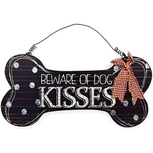 Cartel colgante con texto en inglés Beware of Dog Kissess_1