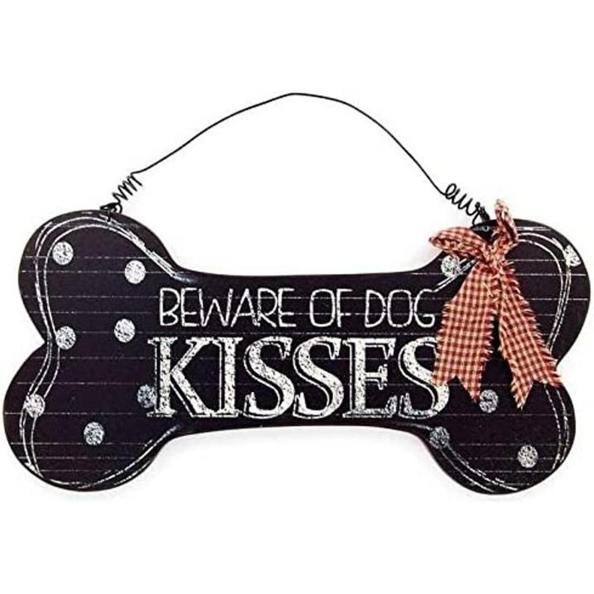 Cartel colgante con texto en inglés Beware of Dog Kissess