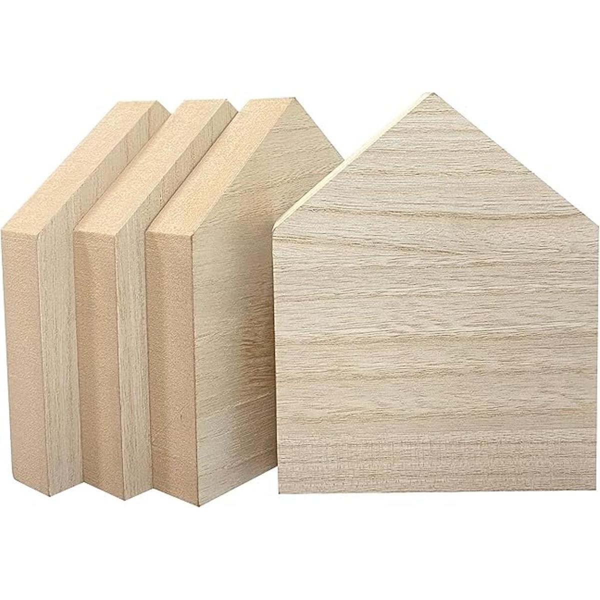 Bloques de madera sin terminar con forma de casa de 6