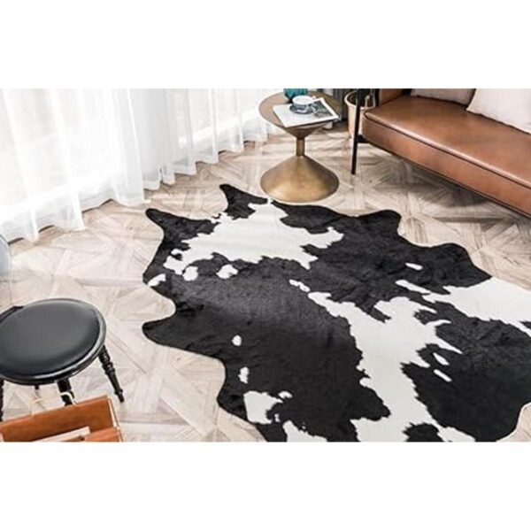 Alfombra de piel sintética con estampado de vaca en blanco_4