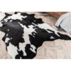 Alfombra de piel sintética con estampado de vaca en blanco_2