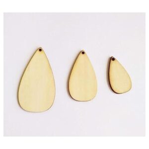30 aretes de madera en blanco con forma de lágrima.