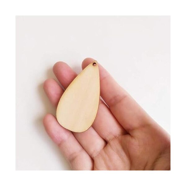 30 aretes de madera en blanco con forma de lágrima.