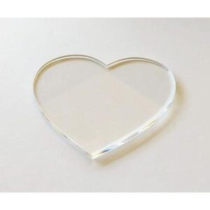 Tarjeta de acrílico transparente con forma de corazón en_1
