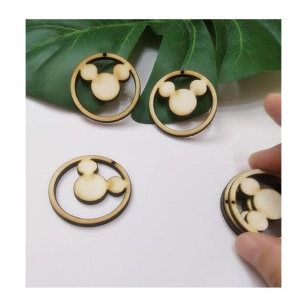 Pendientes de macramé en blanco con diseño de Mickey