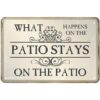 Letrero de metal vintage con texto en inglés What Happens