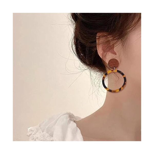 de aretes de madera natural con diseño de disco redondo
