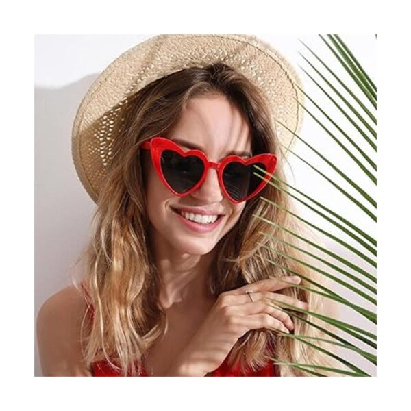 3 pares de lentes de sol con forma de corazón enmarcados
