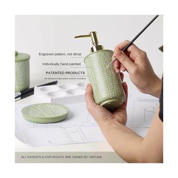 Juego de accesorios de baño de color verde pastel. Juego