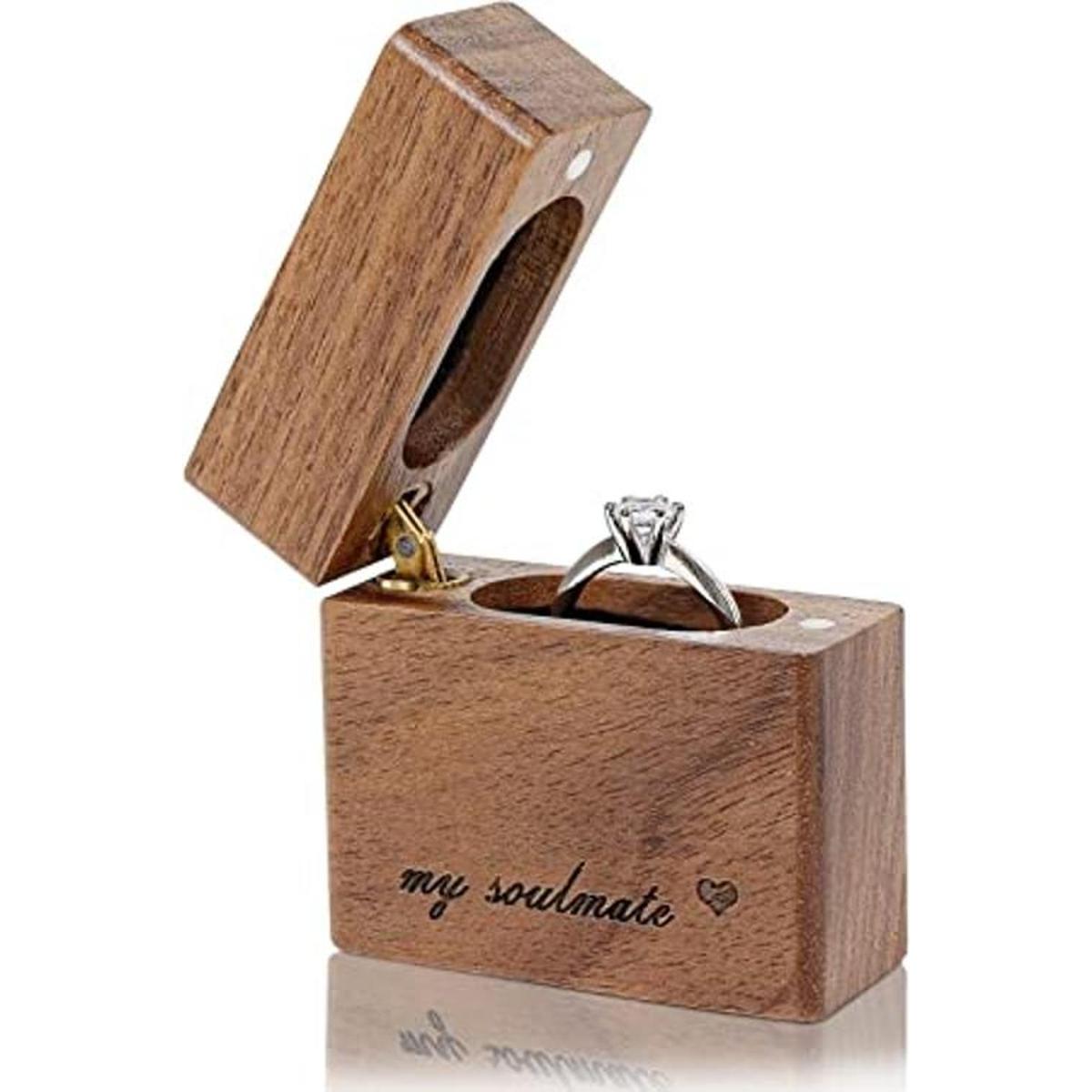 UI U I Caja de anillos de compromiso de madera pequeña y