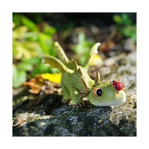 Estatua de un minidragón jugando con una mariquita de la_3