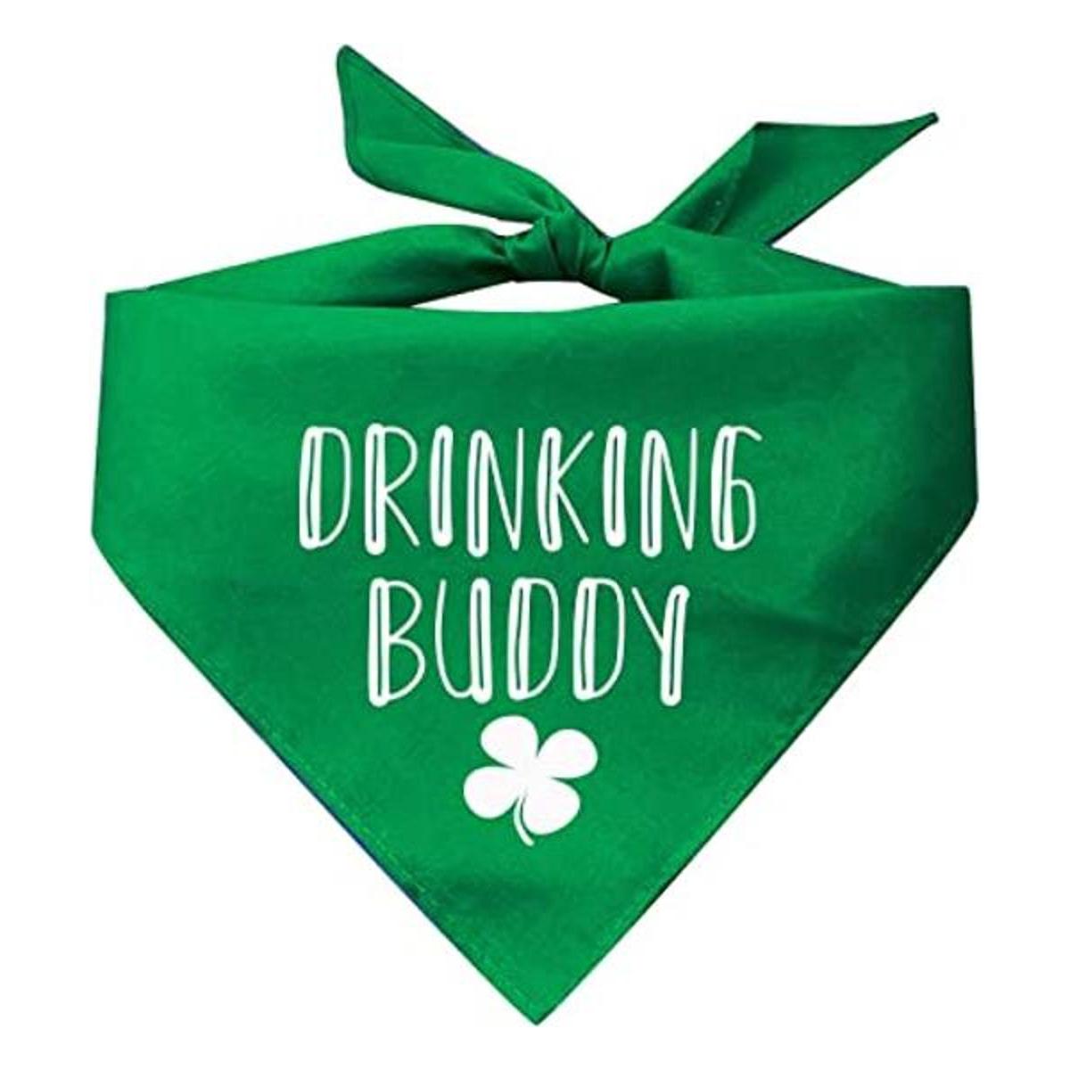 Drinking Buddy with Shamrock Bandana para perro irlandés