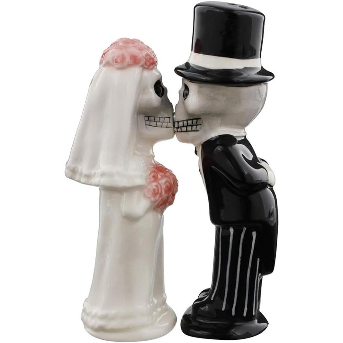 Love Never Dies Esqueleto de novia y novio besando salero