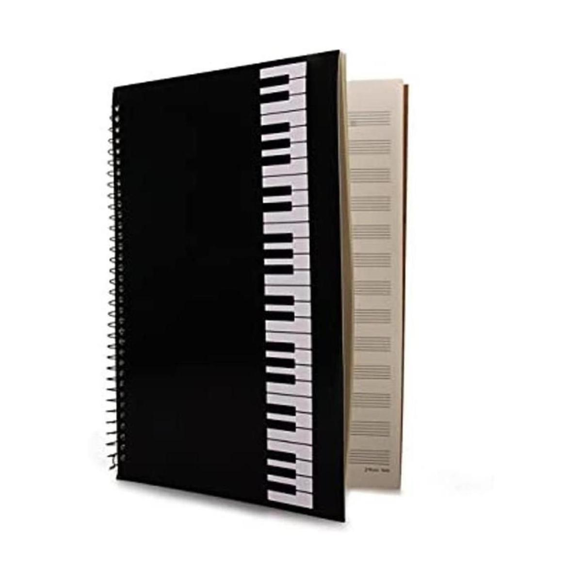 Cuaderno con hojas en blanco para música composición