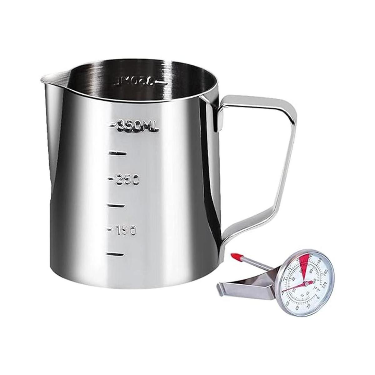 Jarra de café con leche espumosa taza con medición