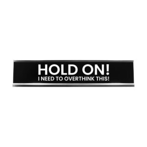Cartel de escritorio con texto en inglés Hold On I Need_1