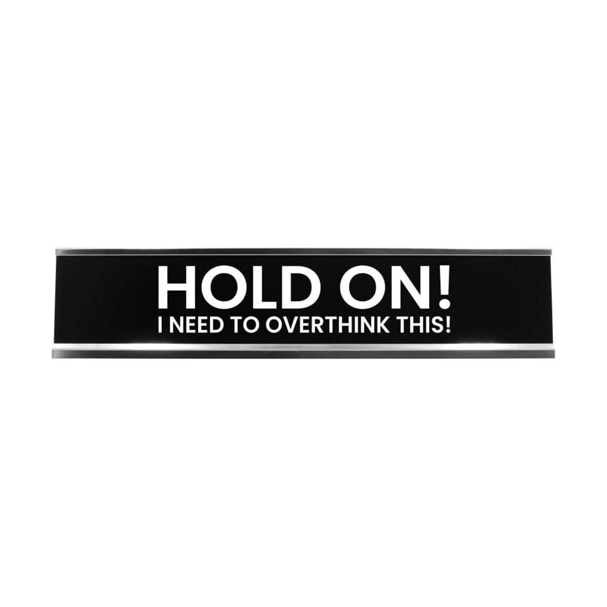 Cartel de escritorio con texto en inglés Hold On I Need