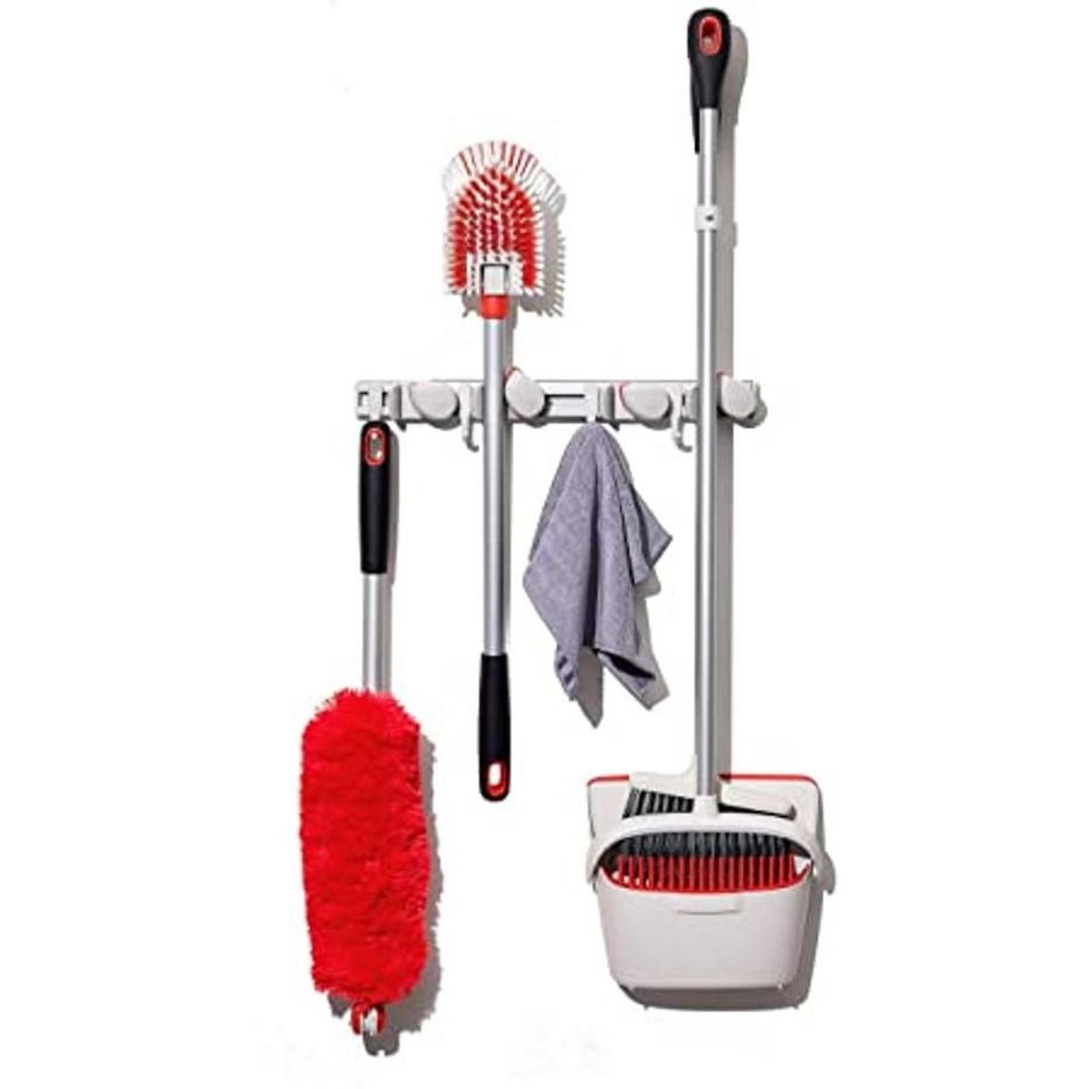 OXO Good Grips Organizador de escoba y trapeador montado
