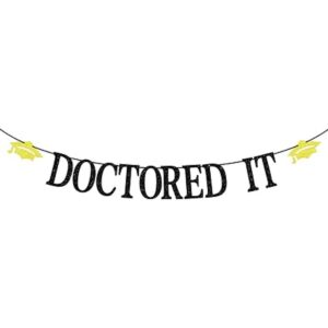 Cartel de graduación Doctored It con purpurina negra