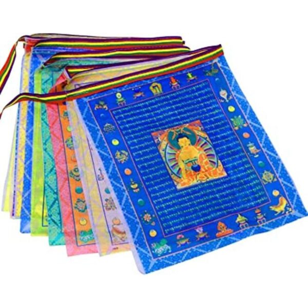 Banderas tibetanas de oración budista al aire libre_1