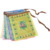 Banderas tibetanas de oración budista al aire libre_2