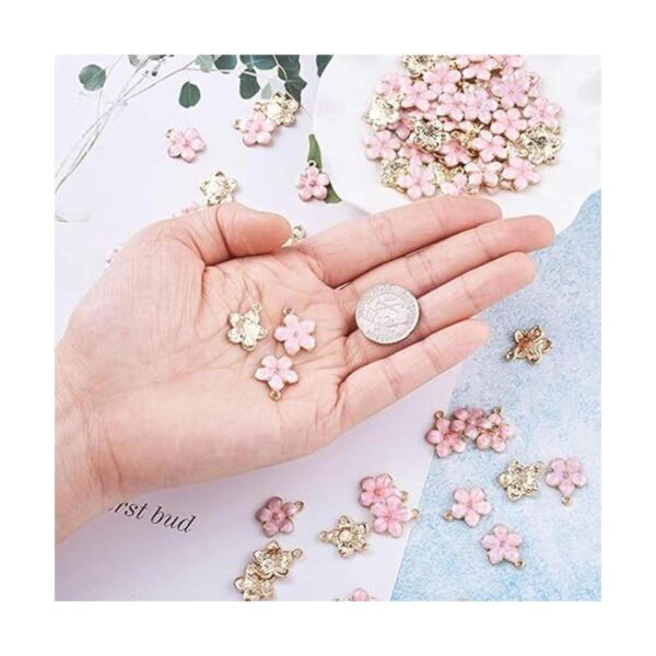 Beadthoven 100 colgantes de esmalte de flores rosadas