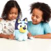 Bluey Peluche Talking Bluey de 13 pulgadas interactivo_4