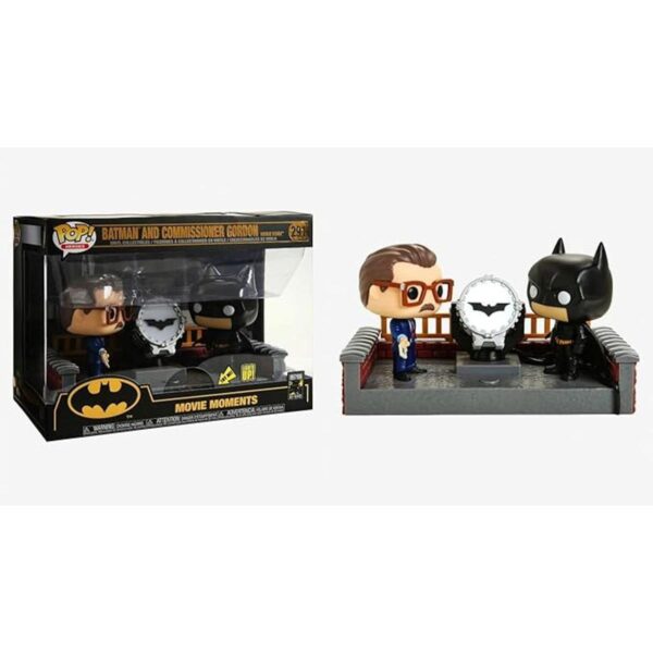 Funko Pop Movie Moment Batman 80th Batman con señal de_4