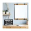 Letrero inspirador de madera con texto en inglés