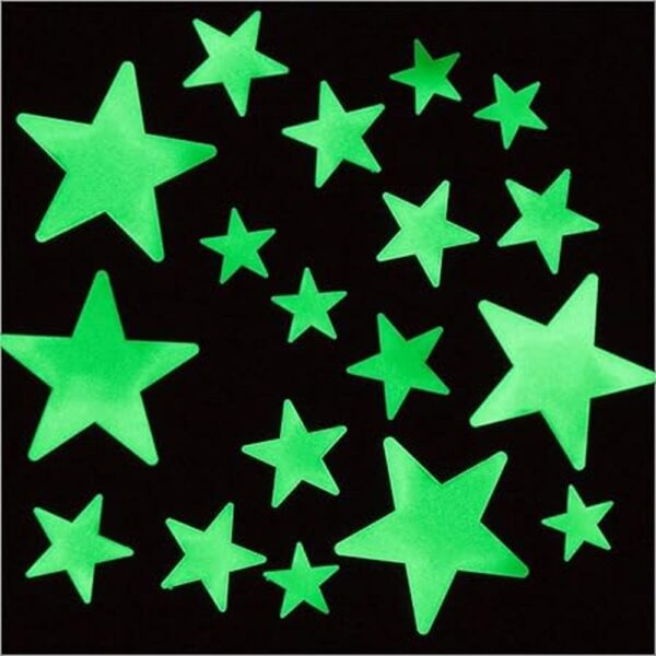 Estrellas que brillan en la oscuridad con planetas y mapa
