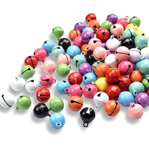 Paquete de 100 cascabeles de Navidad coloridas de 0.551
