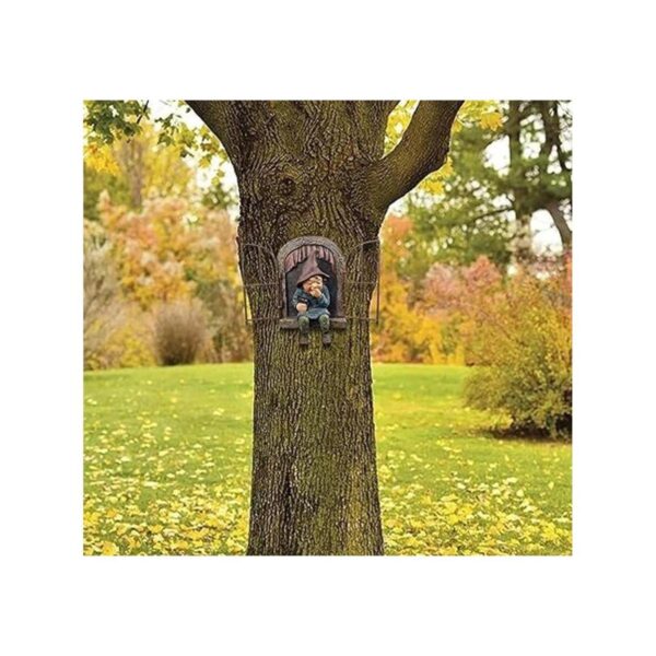 Estatua de gnomo de jardín abrazador de árbol de puerta