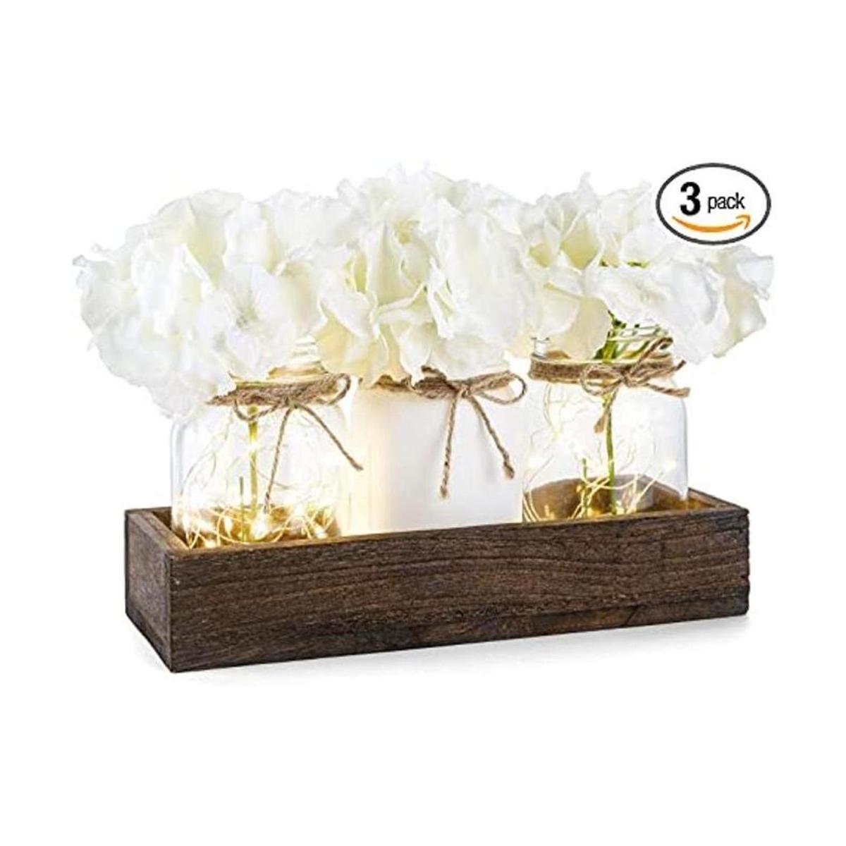 Mkono Centro de mesa de mesa floral iluminado con 3 tarros