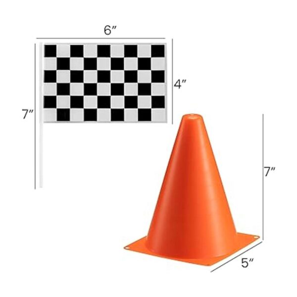 Conos de tráfico y banderas a cuadros de carreras 24