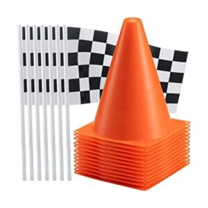 Conos de tráfico y banderas a cuadros de carreras 24