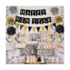 Feliz Año Nuevo con banderines de papel negro dorado con