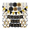 Feliz Año Nuevo con banderines de papel negro dorado con