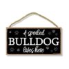 Un Spoiled Bulldog Lives Here 5 x 10 inch para colgar_1