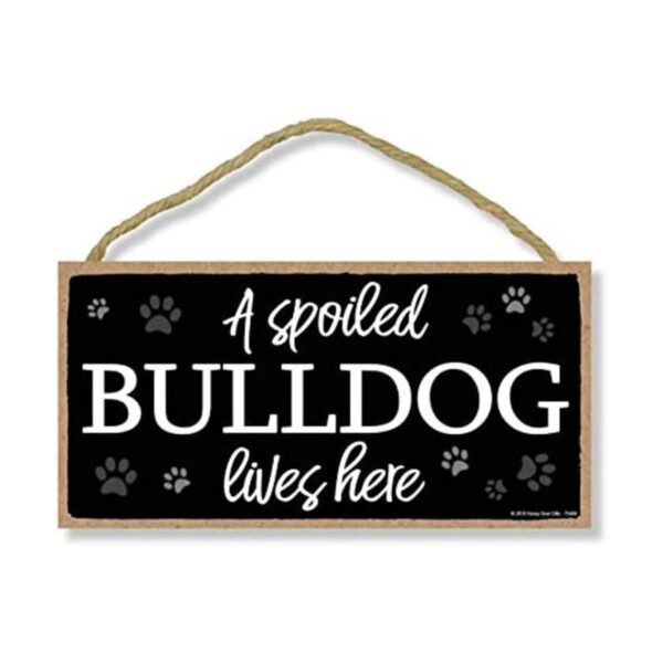 Un Spoiled Bulldog Lives Here 5 x 10 inch para colgar_1