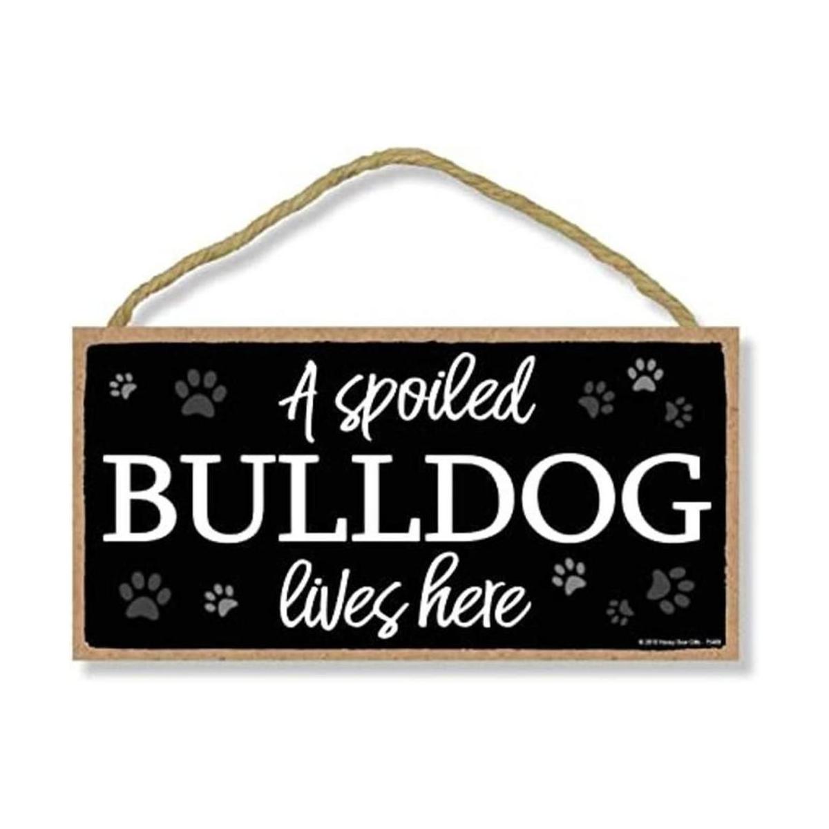 Un Spoiled Bulldog Lives Here 5 x 10 inch para colgar