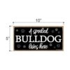 Un Spoiled Bulldog Lives Here 5 x 10 inch para colgar_2