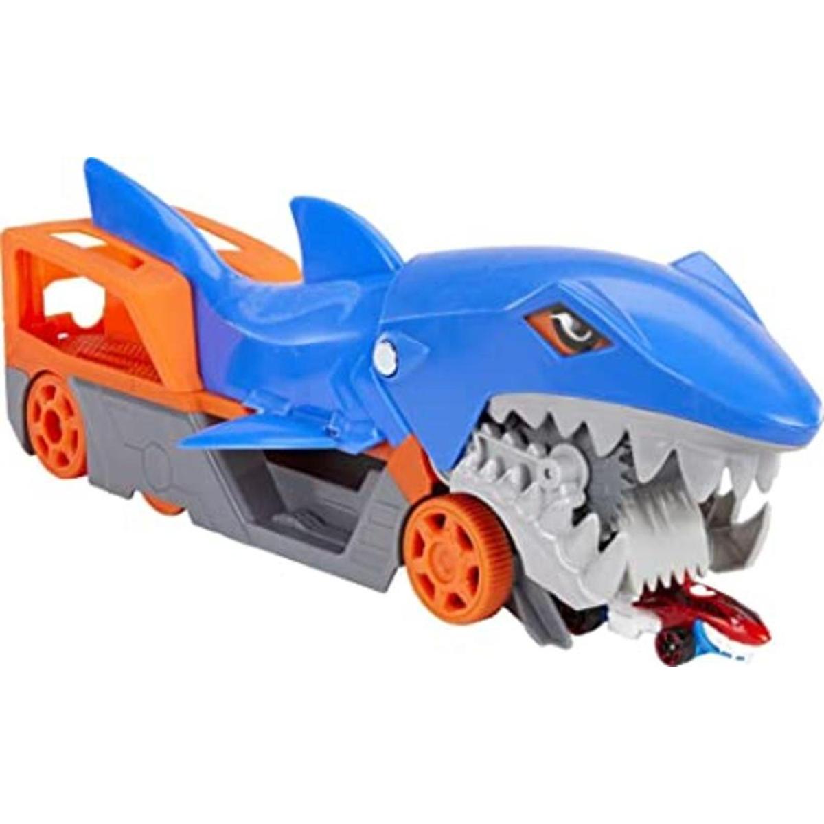 Hot Wheels Shark Chomp Transporter Playset con un auto a